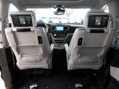 Used 2018 Chrysler Pacifica Limited w/ Tire & Wheel Group image 34