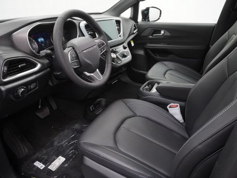 New 2027 Chrysler Pacifica Select AWD/4WD image 16