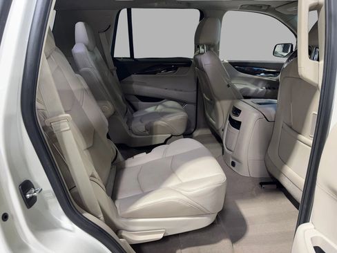Used 2015 Cadillac Escalade Luxury image 32
