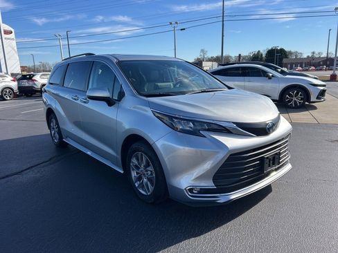 Used 2024 Toyota Sienna XLE image 24