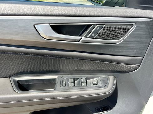 Used 2025 Volkswagen Atlas Cross Sport SE FWD image 17