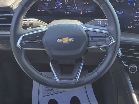 Used 2025 Chevrolet Traverse LT image 18