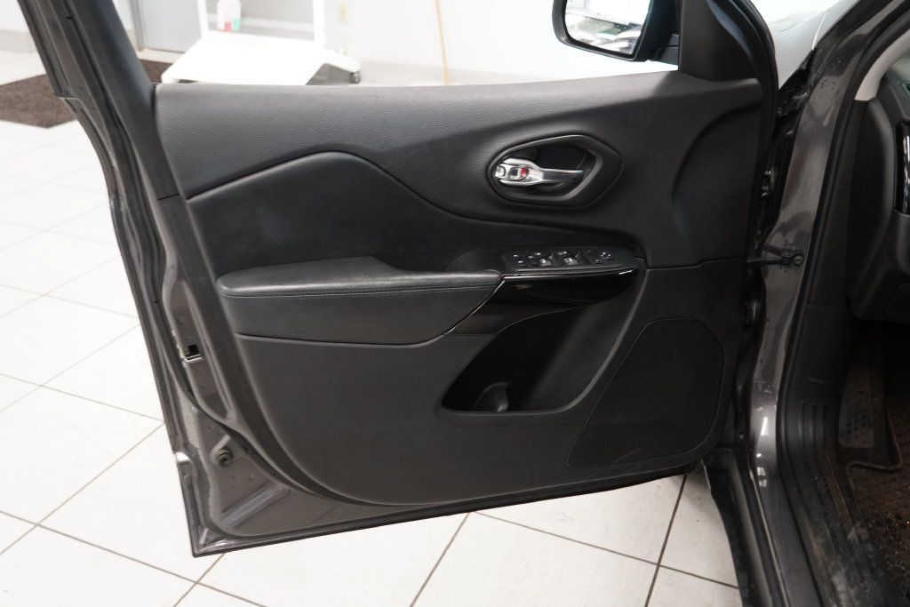Used 2019 Jeep Cherokee Latitude Plus AWD/4WD image 5