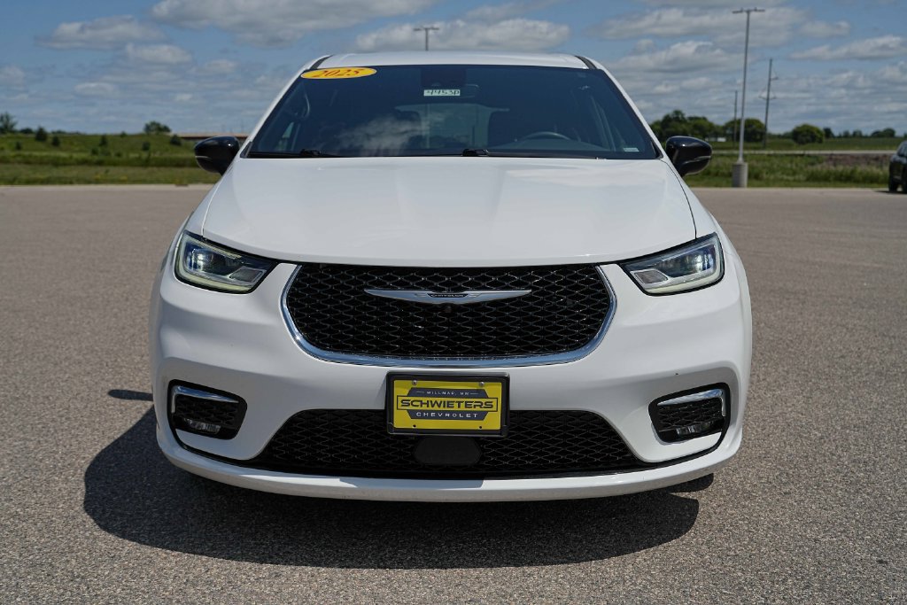 Used 2025 Chrysler Pacifica Select FWD image 2