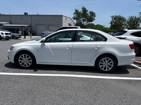 Used 2013 Volkswagen Jetta SE FWD image 2