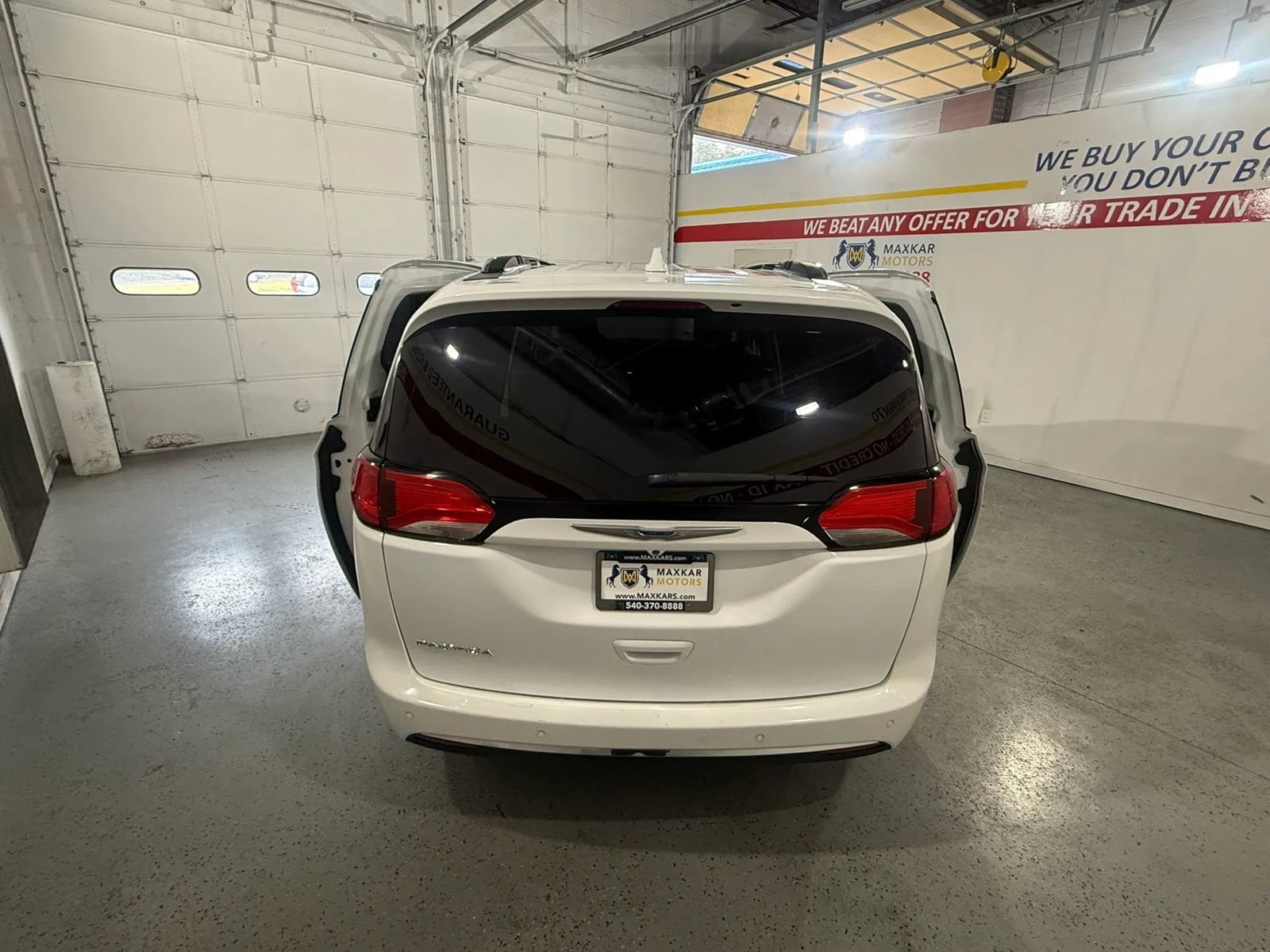Used 2018 Chrysler Pacifica Touring-L FWD image 16