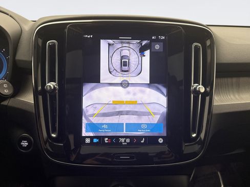 Used 2025 Volvo XC40 B5 Plus image 16