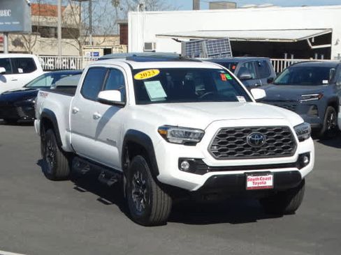 Used 2023 Toyota Tacoma TRD Off-Road w/ TRD Premium Off Road Package image 2