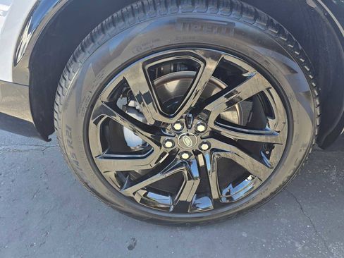 Certified 2025 Land Rover Discovery Dynamic SE image 9