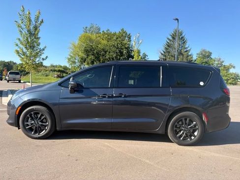 Used 2020 Chrysler Pacifica Touring-L w/ Advanced Safetytec Group AWD/4WD image 2