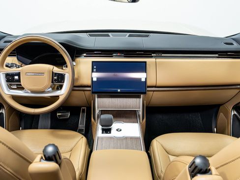 Used 2025 Land Rover Range Rover SE AWD/4WD image 11