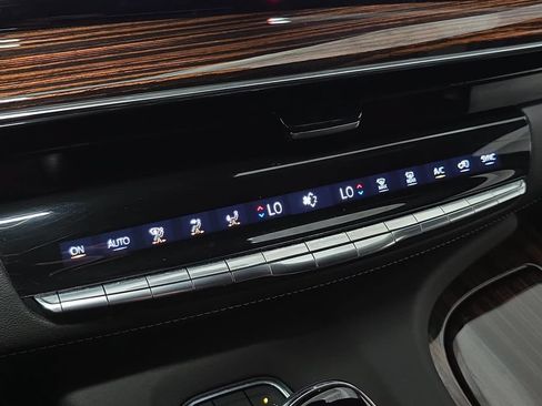 Used 2023 Cadillac Escalade ESV Luxury AWD/4WD image 19