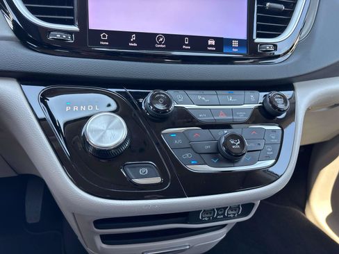 Certified 2024 Chrysler Pacifica Touring-L FWD image 26