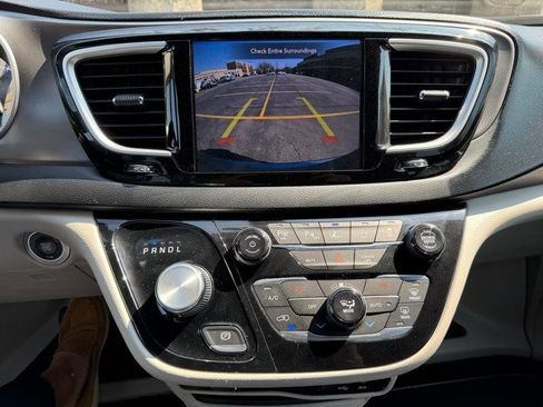 Used 2020 Chrysler Pacifica Touring-L image 19