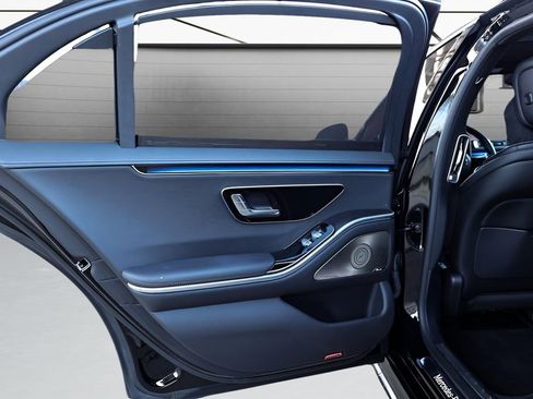 Used 2022 Mercedes-Benz S 500 4MATIC w/ AMG Line Package image 24