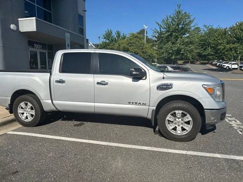 Used 2017 Nissan Titan SV RWD image 5