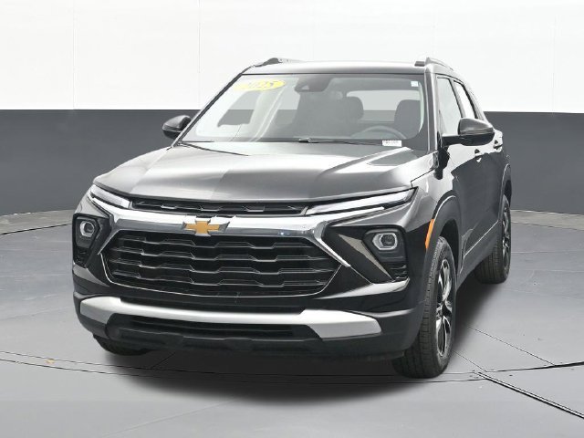 Used 2025 Chevrolet TrailBlazer LT AWD/4WD image 2