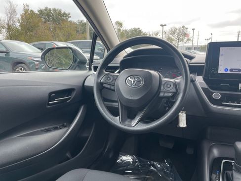 Used 2025 Toyota Corolla LE image 32