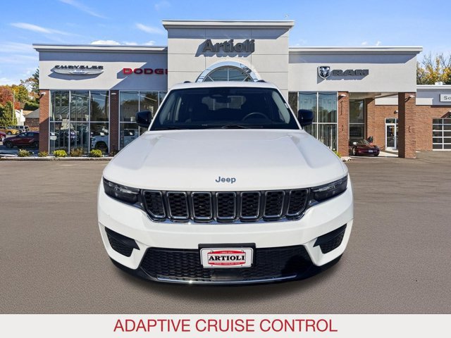 Used 2023 Jeep Grand Cherokee Laredo w/ Luxury Tech Group I AWD/4WD image 3