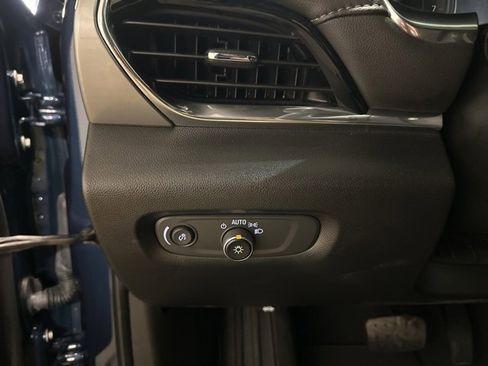 Used 2023 Chevrolet Traverse LT image 20