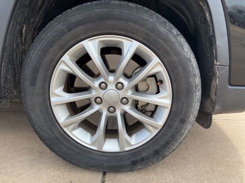 Used 2019 Jeep Cherokee Latitude w/ Cold Weather Group image 10