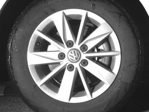 Used 2017 Volkswagen Golf S image 11