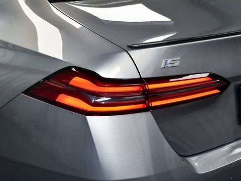 Used 2025 BMW i5 M60 w/ Executive Package image 96