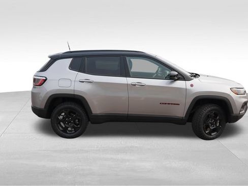 Used 2023 Jeep Compass Trailhawk w/ Trailhawk Convenience Group AWD/4WD image 3