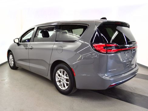 Used 2023 Chrysler Pacifica Touring-L FWD image 5