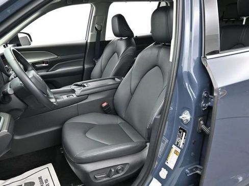 Used 2025 Toyota Grand Highlander AWD image 13