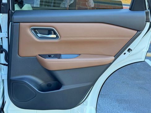 Used 2025 Nissan Rogue Platinum FWD image 42