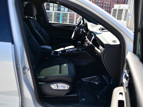 Used 2026 Porsche Macan image 23