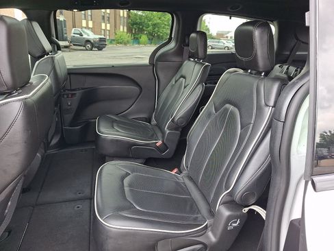Used 2025 Chrysler Pacifica Limited FWD image 11