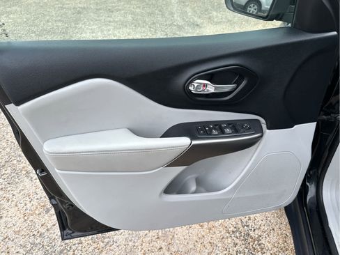 Used 2020 Jeep Cherokee Latitude Plus image 20