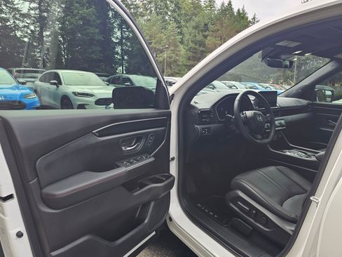 Certified 2025 Honda Pilot Black Edition image 23