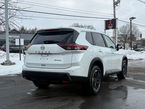 Used 2024 Nissan Rogue SV image 4