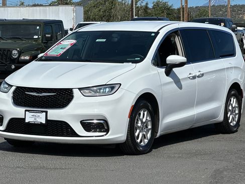 Used 2023 Chrysler Pacifica Touring-L FWD image 8