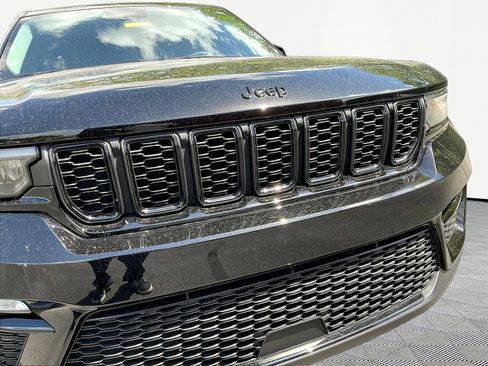 Used 2023 Jeep Grand Cherokee Limited w/ Black Appearance Package AWD/4WD image 30