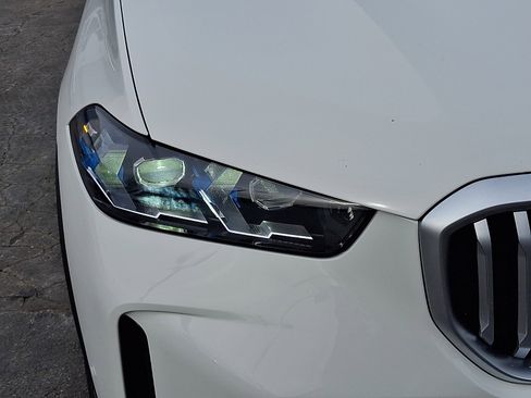 Used 2025 BMW X5 xDrive50e image 10