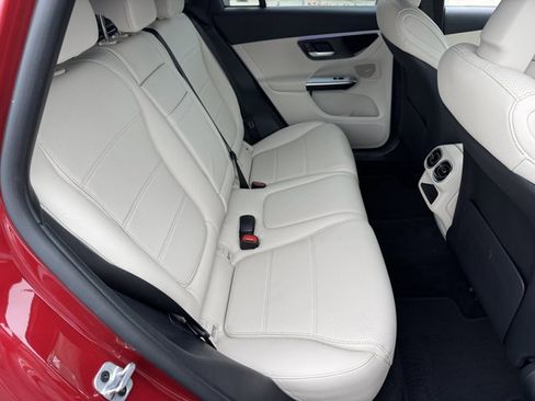 Used 2025 Mercedes-Benz GLC 300 image 8