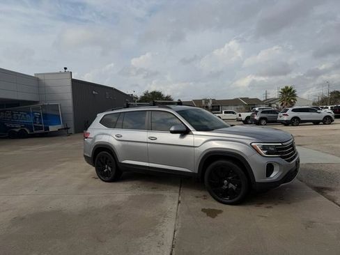 Used 2024 Volkswagen Atlas SE image 2
