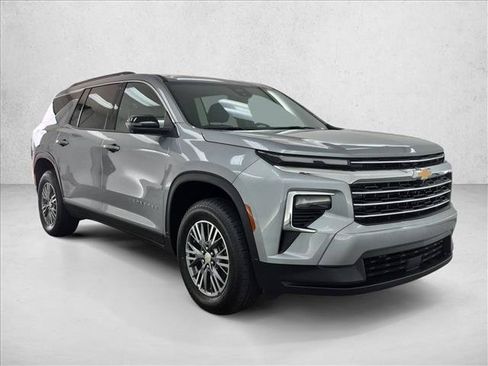 Used 2024 Chevrolet Traverse LT FWD image 3