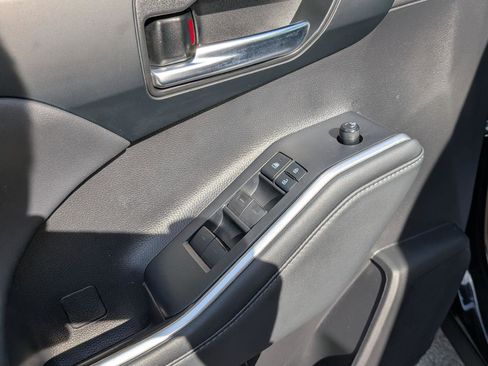 Used 2022 Toyota Highlander XLE AWD/4WD image 12