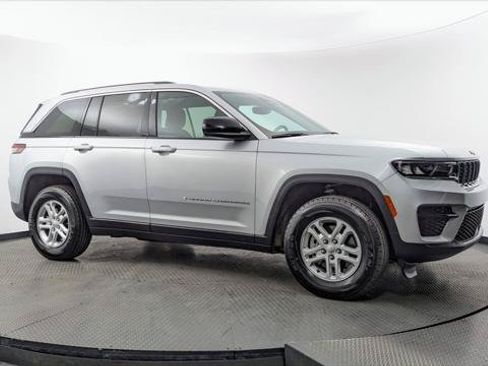 Used 2024 Jeep Grand Cherokee Laredo RWD image 11