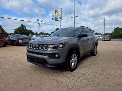 Used 2024 Jeep Compass Latitude w/ Convenience Group AWD/4WD image 3