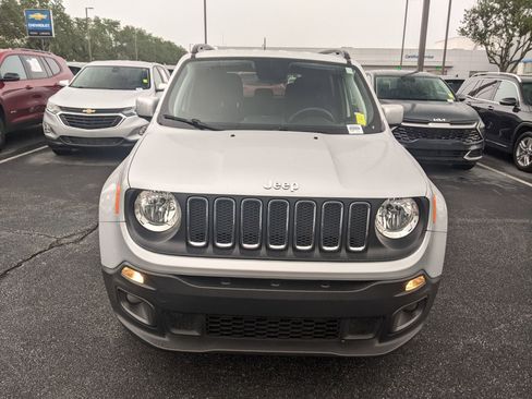 Used 2018 Jeep Renegade Latitude image 3