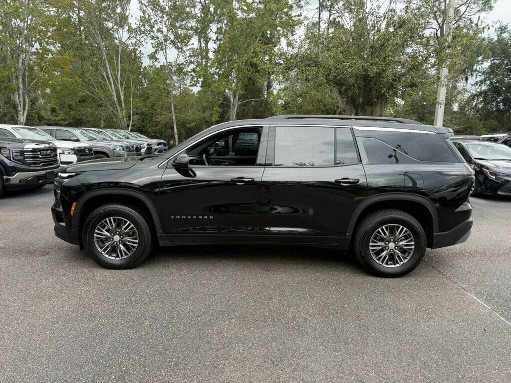 Used 2026 Chevrolet Traverse LT FWD image 2