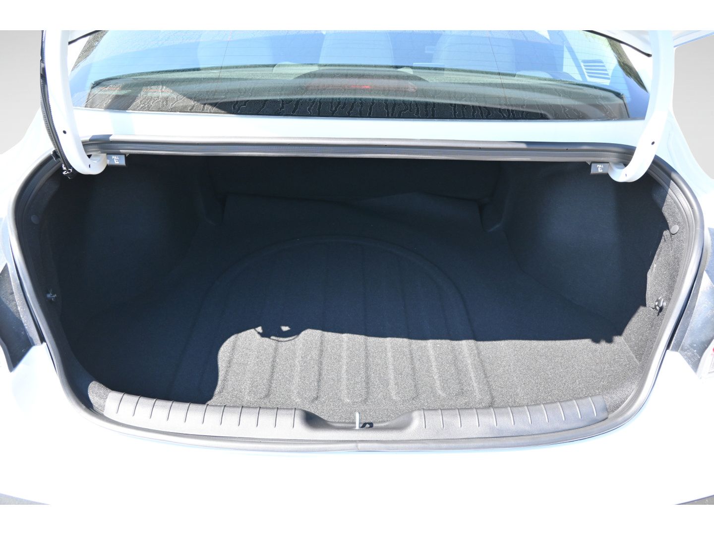 Certified 2025 Hyundai Elantra SE FWD image 9