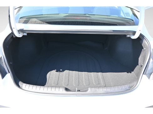 Certified 2025 Hyundai Elantra SE FWD image 9