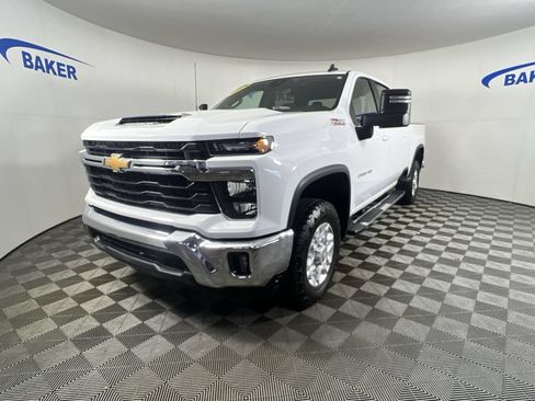 Used 2024 Chevrolet Silverado 2500 LT AWD/4WD image 5